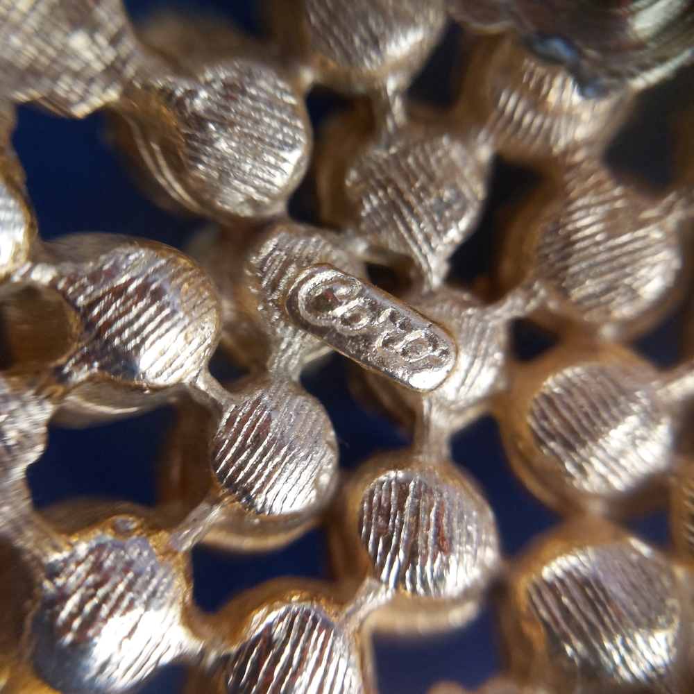 ๐ฐ Coro Gold and Silver Rhinestone Brooch - Picture 4 of 5